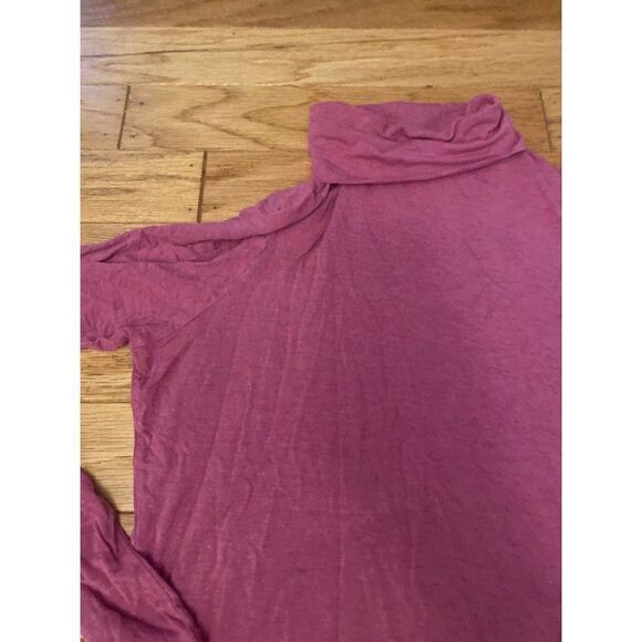 Tahari, women's pink thin turtleneck long sleeve shirt size medium - Picture 3 of 7